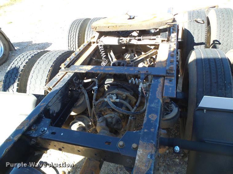 image for item DF2803 2006 Kenworth T600 semi truck