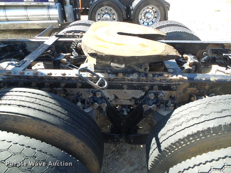 image for item DF2803 2006 Kenworth T600 semi truck