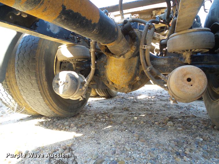 image for item DF2803 2006 Kenworth T600 semi truck