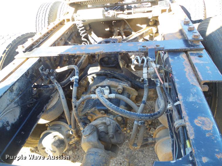 image for item DF2803 2006 Kenworth T600 semi truck