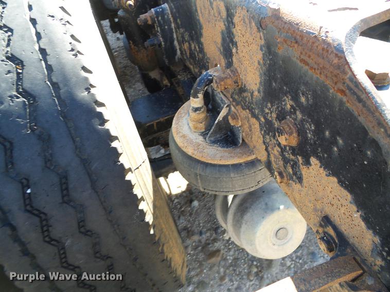 image for item DF2803 2006 Kenworth T600 semi truck