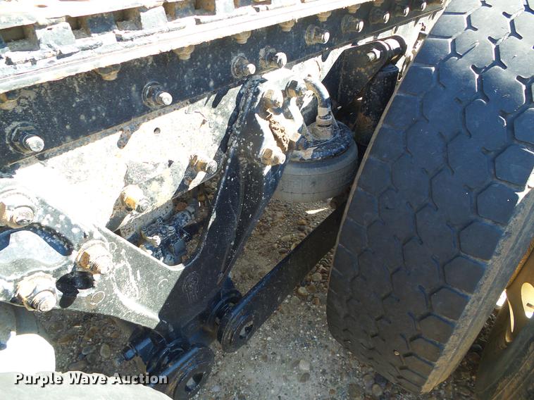 image for item DF2803 2006 Kenworth T600 semi truck