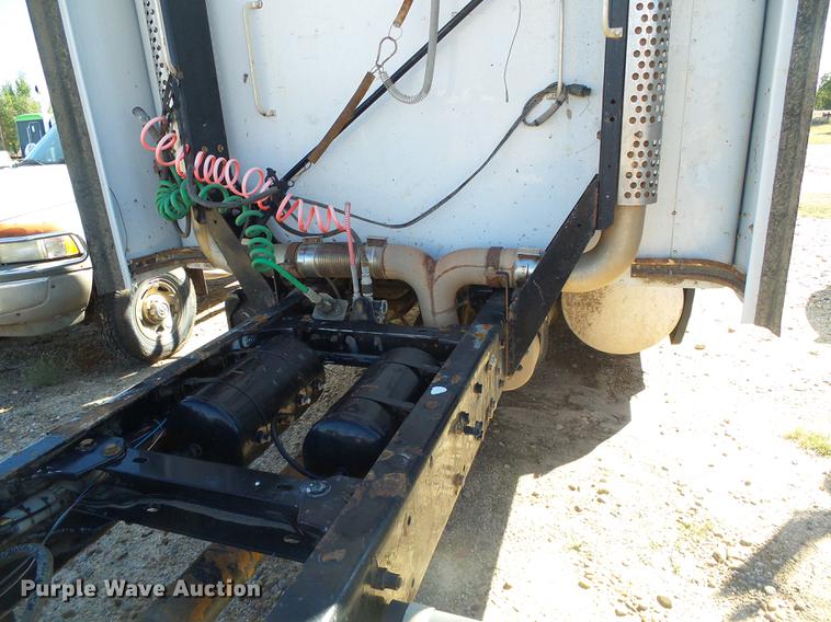 image for item DF2803 2006 Kenworth T600 semi truck