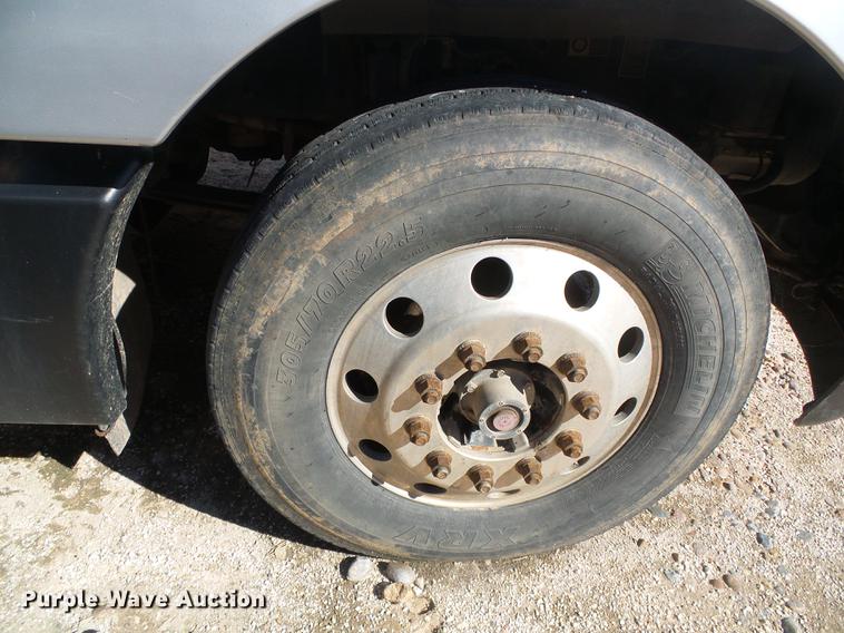 image for item DF2803 2006 Kenworth T600 semi truck