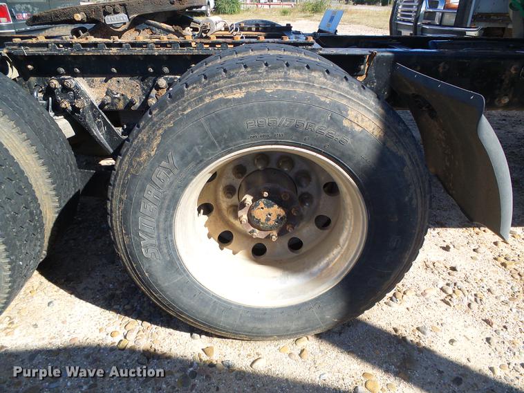 image for item DF2803 2006 Kenworth T600 semi truck