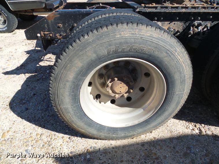 image for item DF2803 2006 Kenworth T600 semi truck