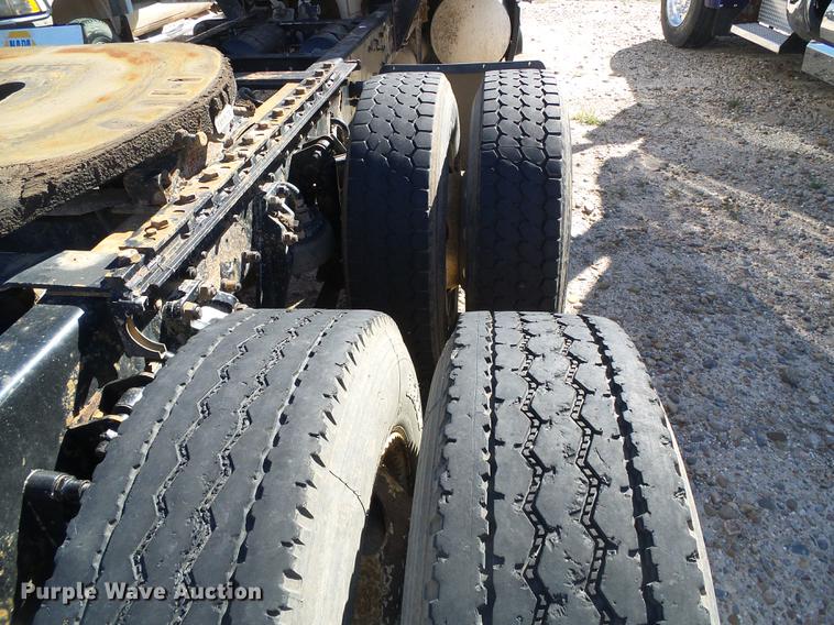 image for item DF2803 2006 Kenworth T600 semi truck