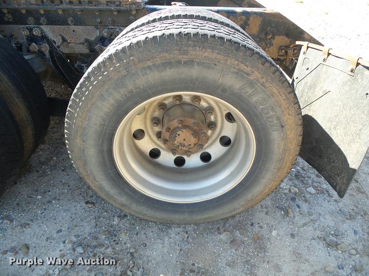 image for item DF2803 2006 Kenworth T600 semi truck