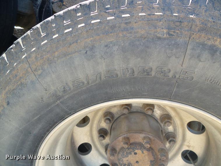 image for item DF2803 2006 Kenworth T600 semi truck