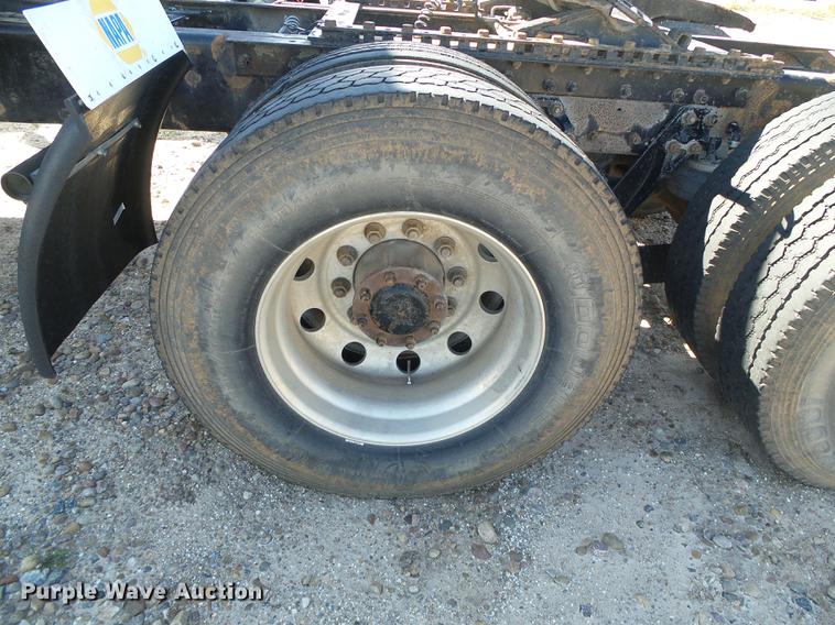 image for item DF2803 2006 Kenworth T600 semi truck