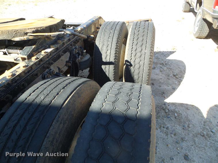 image for item DF2803 2006 Kenworth T600 semi truck