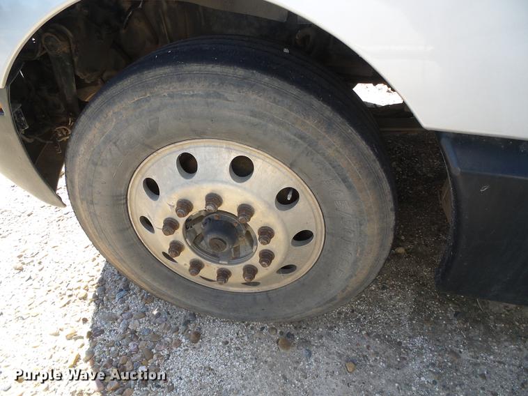 image for item DF2803 2006 Kenworth T600 semi truck