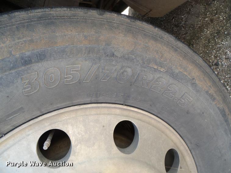 image for item DF2803 2006 Kenworth T600 semi truck