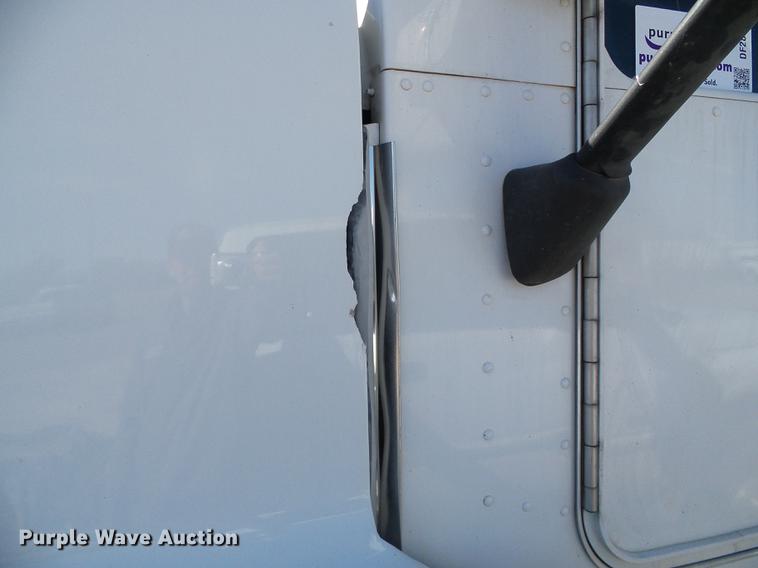 image for item DF2803 2006 Kenworth T600 semi truck