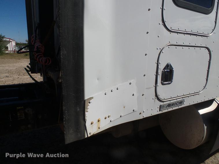 image for item DF2803 2006 Kenworth T600 semi truck