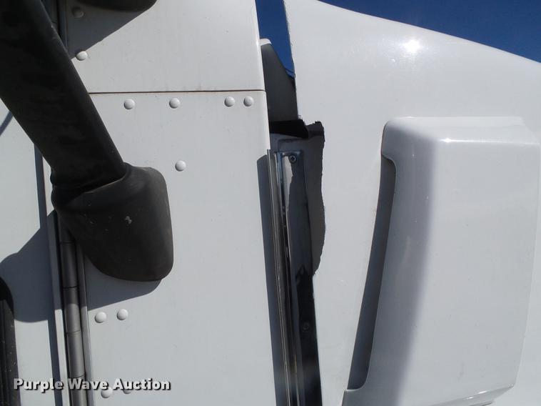 image for item DF2803 2006 Kenworth T600 semi truck