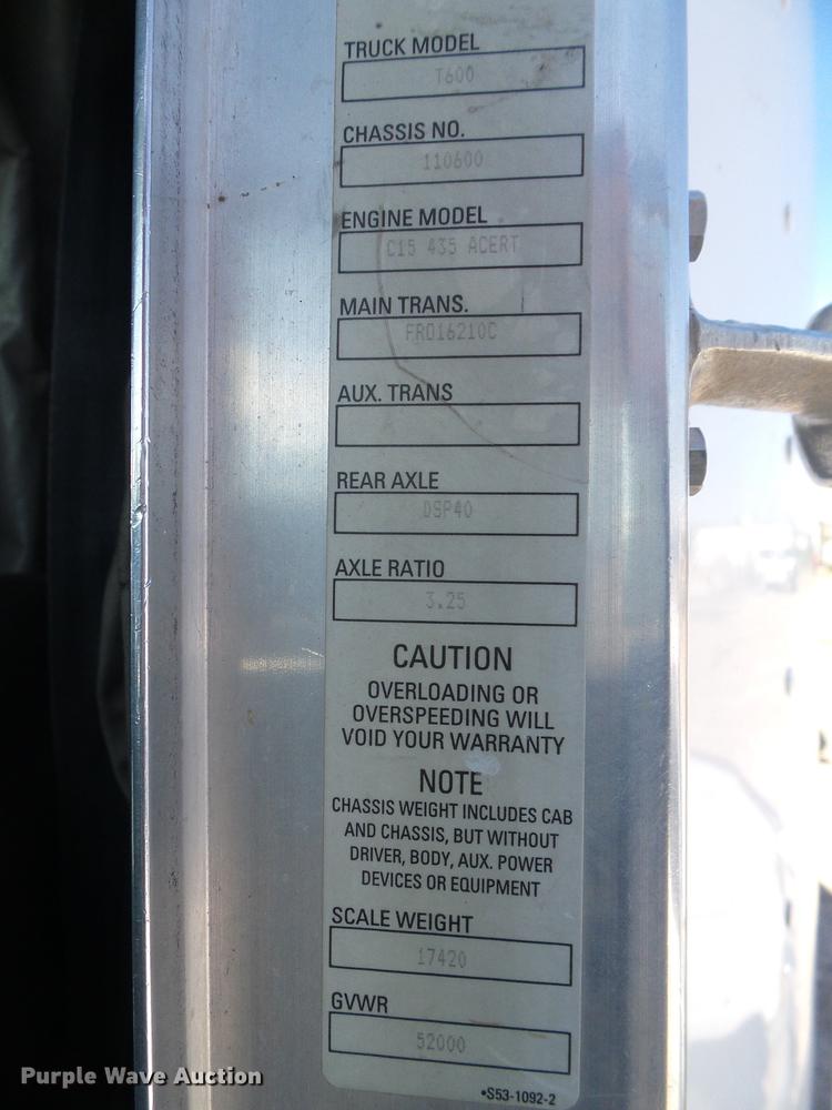 image for item DF2803 2006 Kenworth T600 semi truck