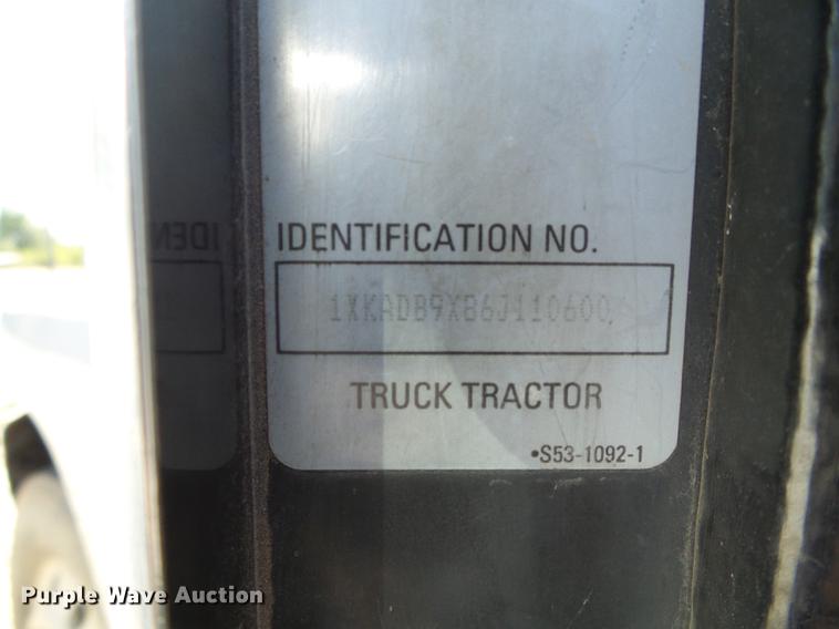 image for item DF2803 2006 Kenworth T600 semi truck