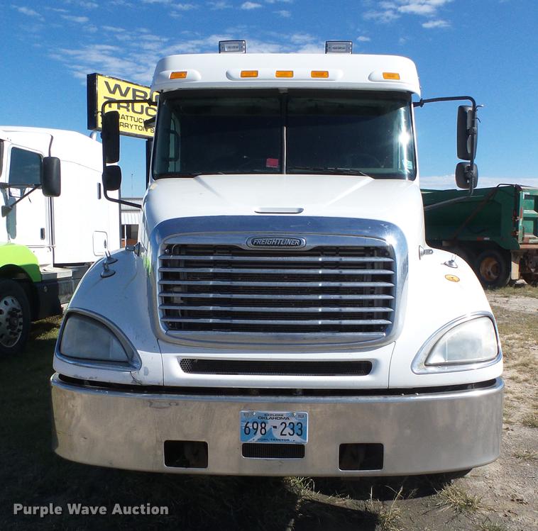 image for item DF2804 2005 Freightliner Columbia semi truck