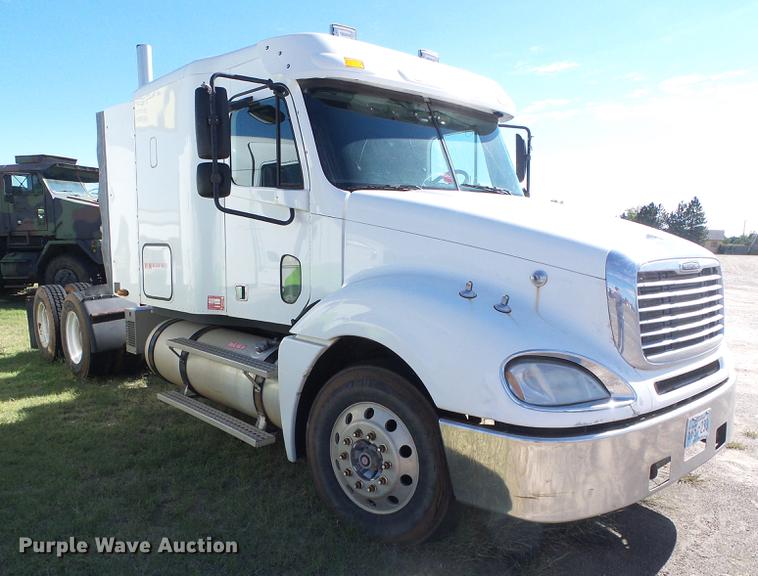 image for item DF2804 2005 Freightliner Columbia semi truck