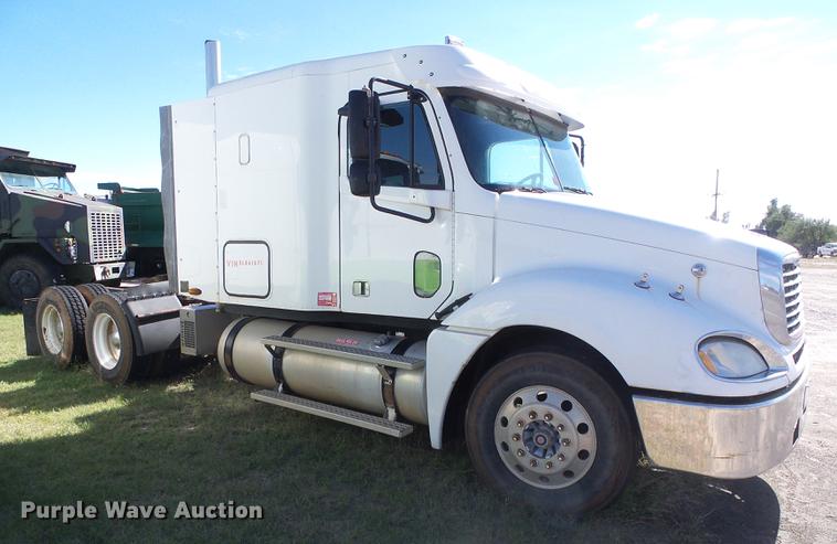 image for item DF2804 2005 Freightliner Columbia semi truck