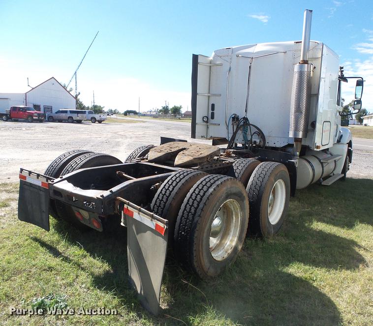 image for item DF2804 2005 Freightliner Columbia semi truck