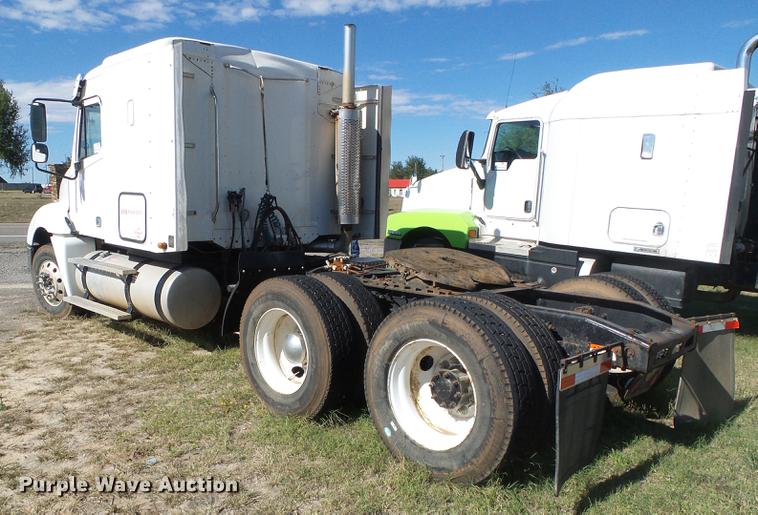 image for item DF2804 2005 Freightliner Columbia semi truck