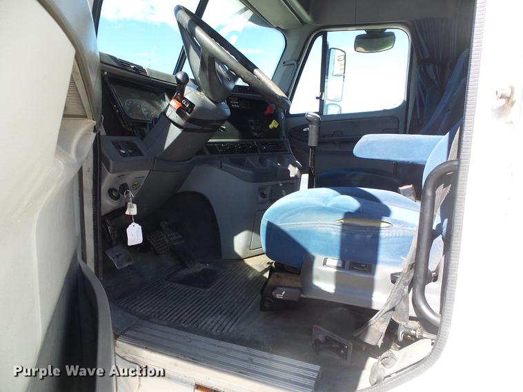 image for item DF2804 2005 Freightliner Columbia semi truck