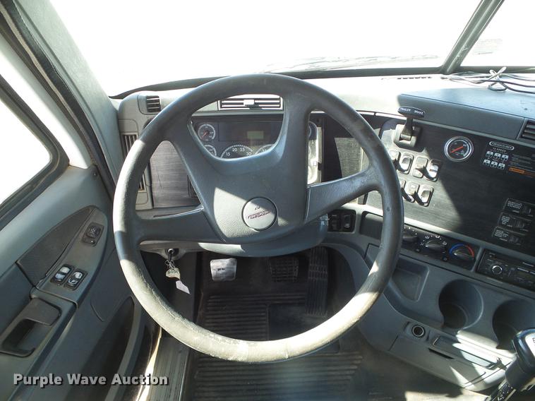 image for item DF2804 2005 Freightliner Columbia semi truck