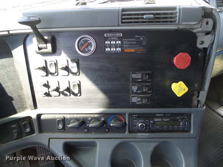 image for item DF2804 2005 Freightliner Columbia semi truck