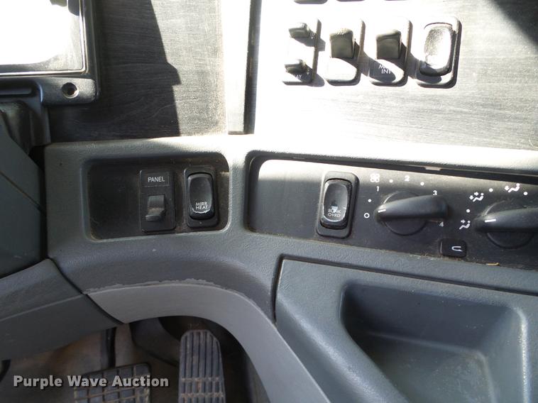 image for item DF2804 2005 Freightliner Columbia semi truck