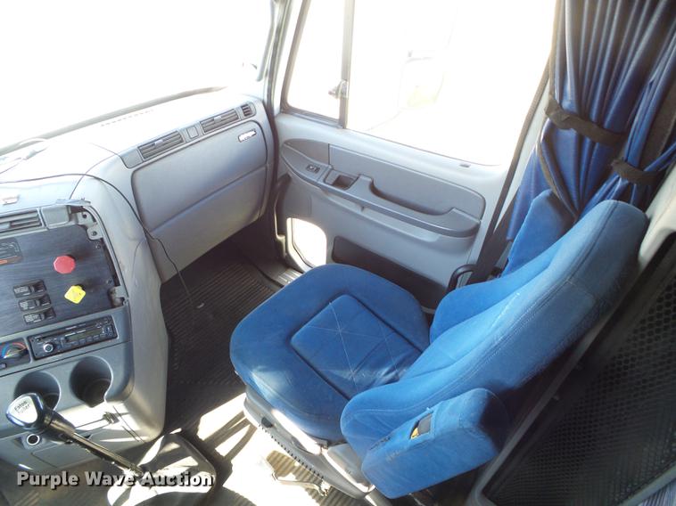 image for item DF2804 2005 Freightliner Columbia semi truck