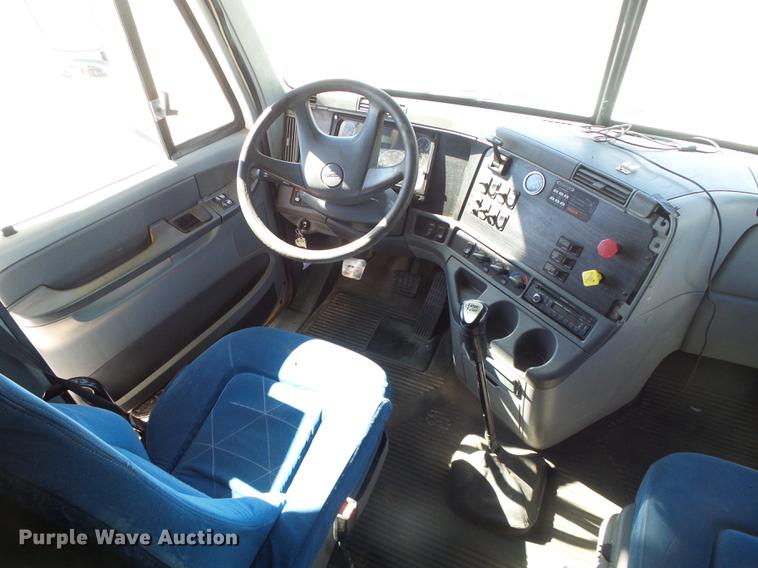 image for item DF2804 2005 Freightliner Columbia semi truck