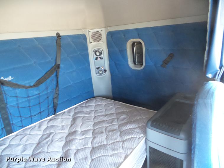 image for item DF2804 2005 Freightliner Columbia semi truck