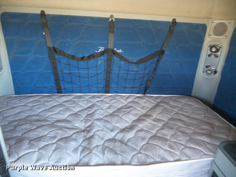 image for item DF2804 2005 Freightliner Columbia semi truck