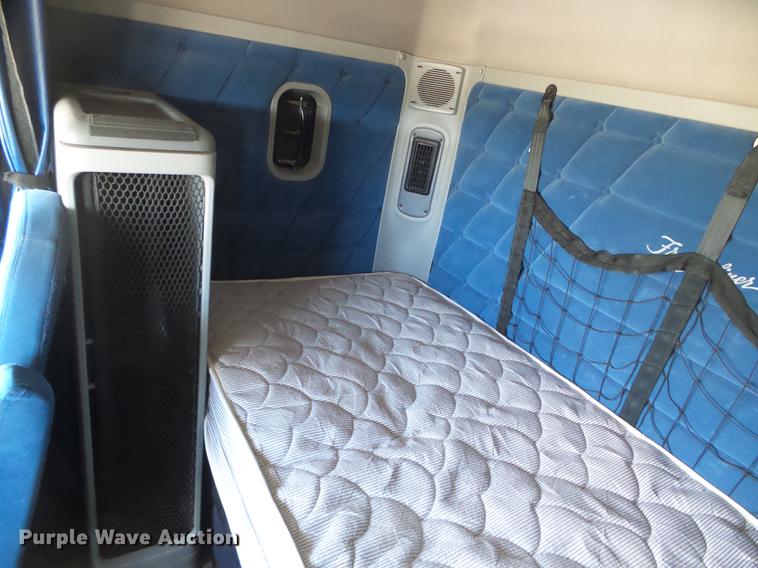 image for item DF2804 2005 Freightliner Columbia semi truck