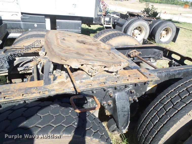 image for item DF2804 2005 Freightliner Columbia semi truck