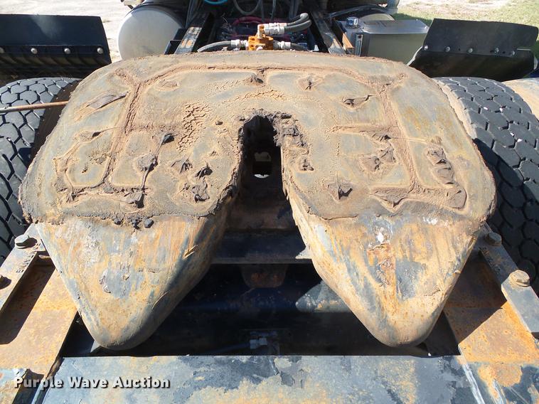 image for item DF2804 2005 Freightliner Columbia semi truck