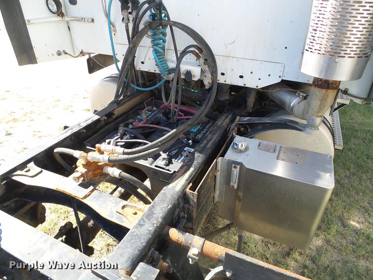 image for item DF2804 2005 Freightliner Columbia semi truck