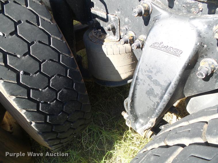 image for item DF2804 2005 Freightliner Columbia semi truck