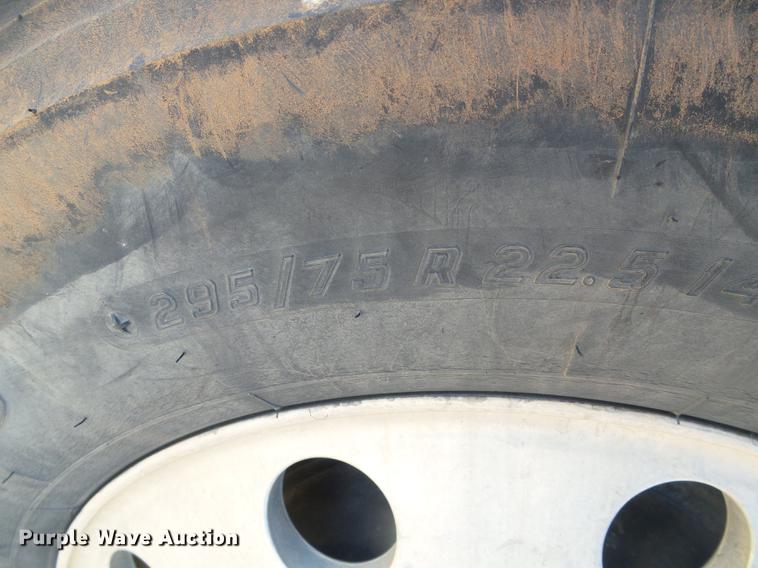 image for item DF2804 2005 Freightliner Columbia semi truck