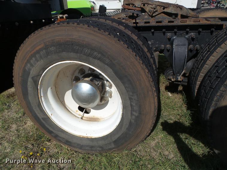 image for item DF2804 2005 Freightliner Columbia semi truck