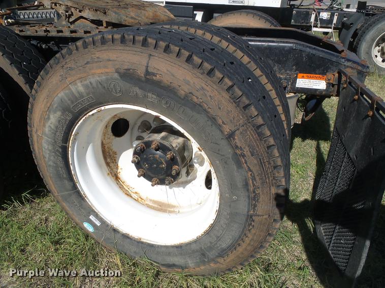 image for item DF2804 2005 Freightliner Columbia semi truck