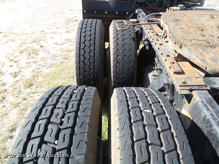 image for item DF2804 2005 Freightliner Columbia semi truck