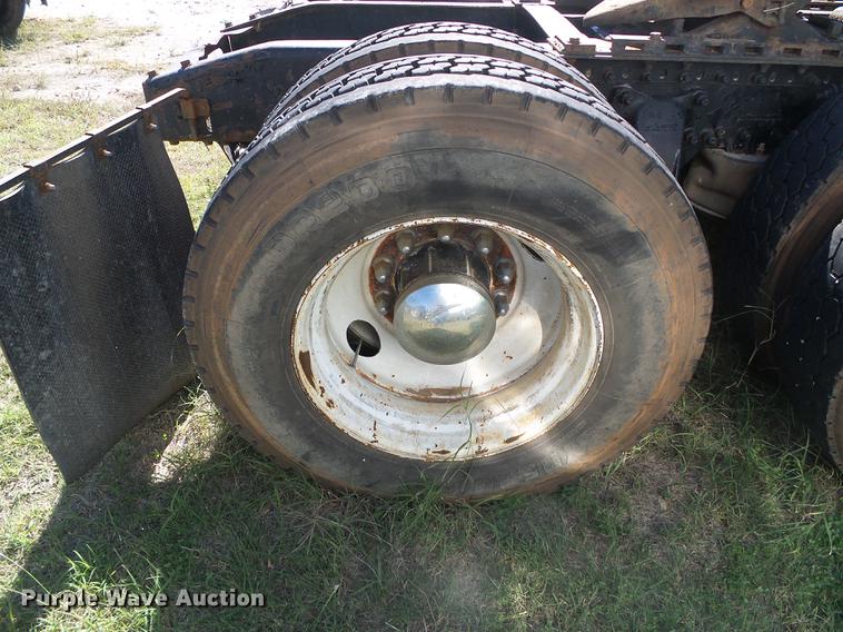 image for item DF2804 2005 Freightliner Columbia semi truck