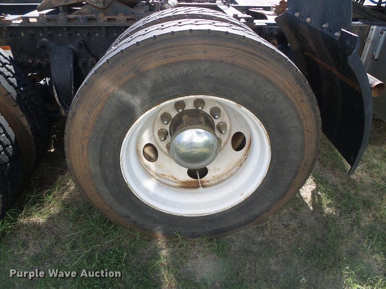 image for item DF2804 2005 Freightliner Columbia semi truck