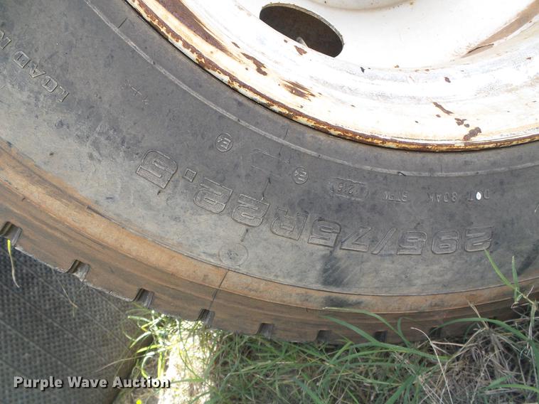 image for item DF2804 2005 Freightliner Columbia semi truck