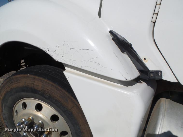 image for item DF2804 2005 Freightliner Columbia semi truck