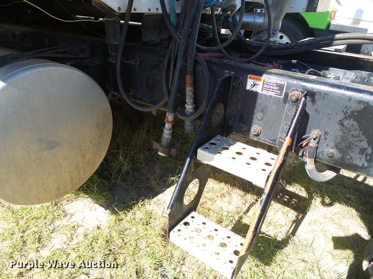 image for item DF2804 2005 Freightliner Columbia semi truck