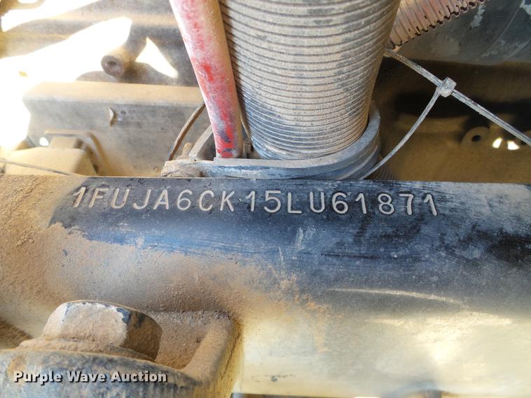 image for item DF2804 2005 Freightliner Columbia semi truck